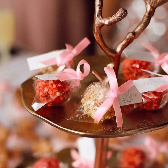 Šokolādes trifele plastmasas maisiņā ar personalizētu lenti vai kartiņu