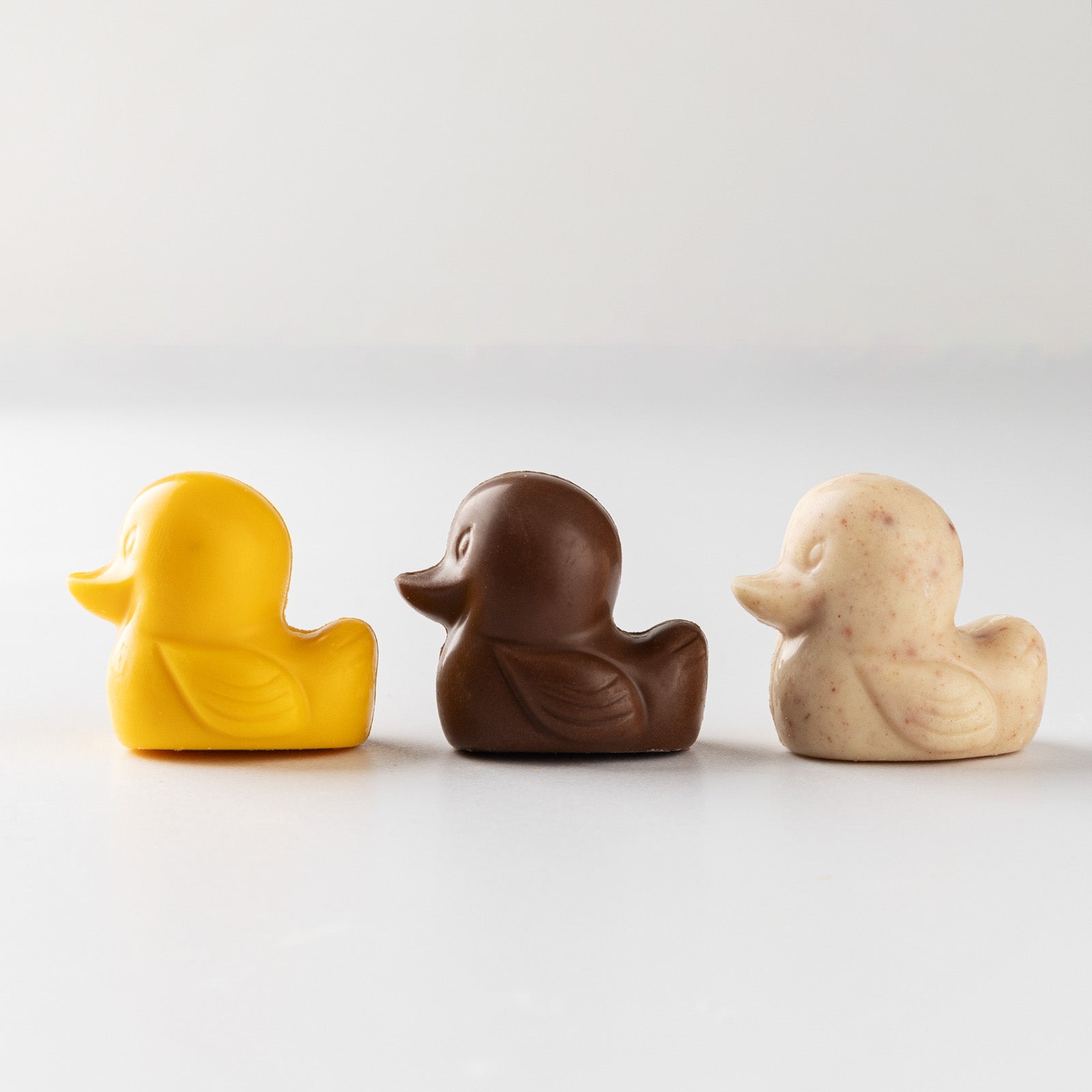Chocolate duck - Berry powder in white chocolate