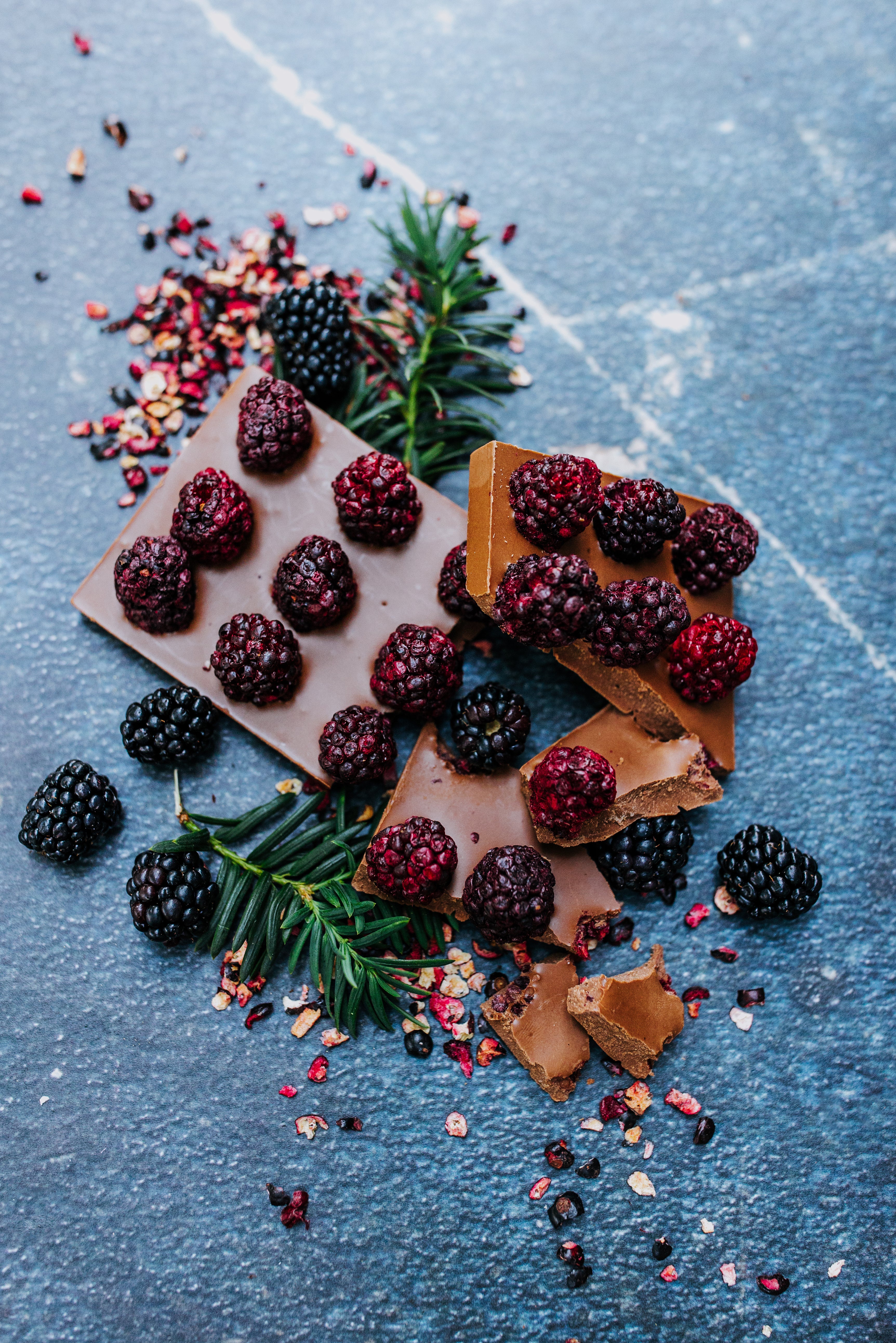 BERRY LOVE / MILK CHOCOLATE / BLACKBERRIES - with Valentine day card