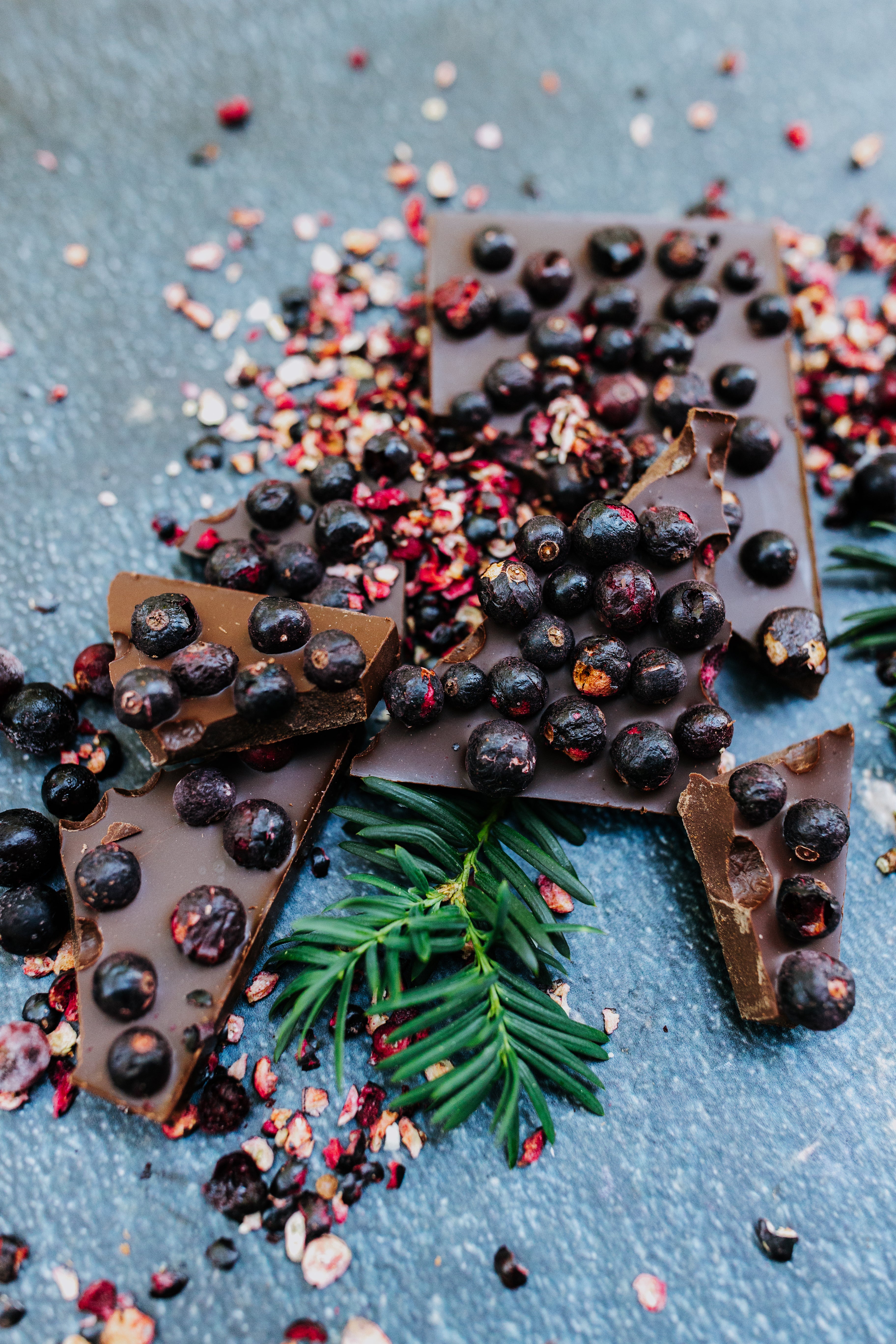 BERRY LOVE / MILK CHOCOLATE / BLACK CURRANT - with Valentine day card