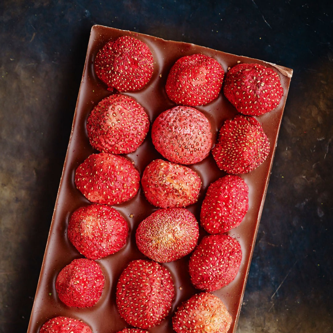 BERRY LOVE / MILK CHOCOLATE / STRAWBERRY - with Valentine day card - small