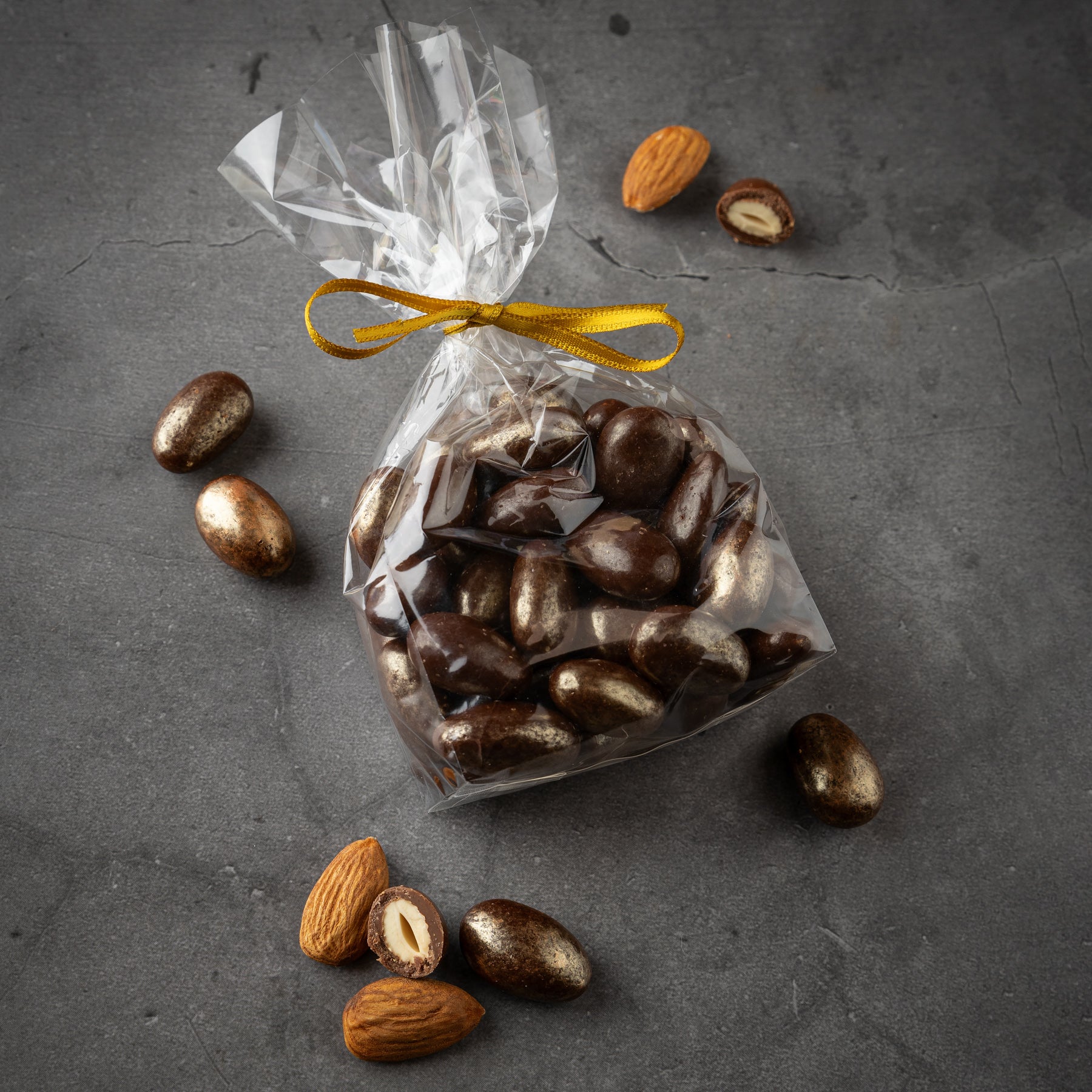 GOLDEN ALMONDS IN CHOCOLATE